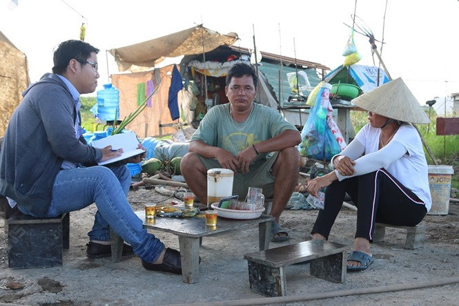 Hai vợ chồng người giữ kho công trình tiếp chuyện phóng viên. Ông Ka TơR Thai cho biết hai ông bà làm thuê ở đây từ tháng 10 năm ngoái: "Nhưng mấy tháng gần đây không được trả lương, công nhân (hơn 10 người) ở đây cũng đã nghỉ làm từ khoảng 3 tuần nay vì không có lương".