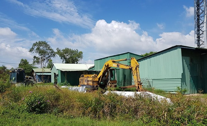 Thi công dang dở.