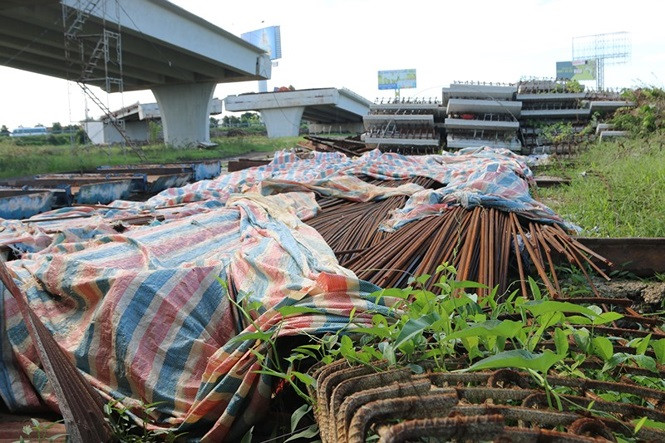 Phương tiện, vật liệu bỏ không, rỉ sét.