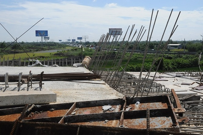 Tại đây, không có bóng dáng công nhân hay hoạt động thi công nào. Công trường bỏ không. Vật liệu ngổn ngang phơi mình dưới nắng mưa.