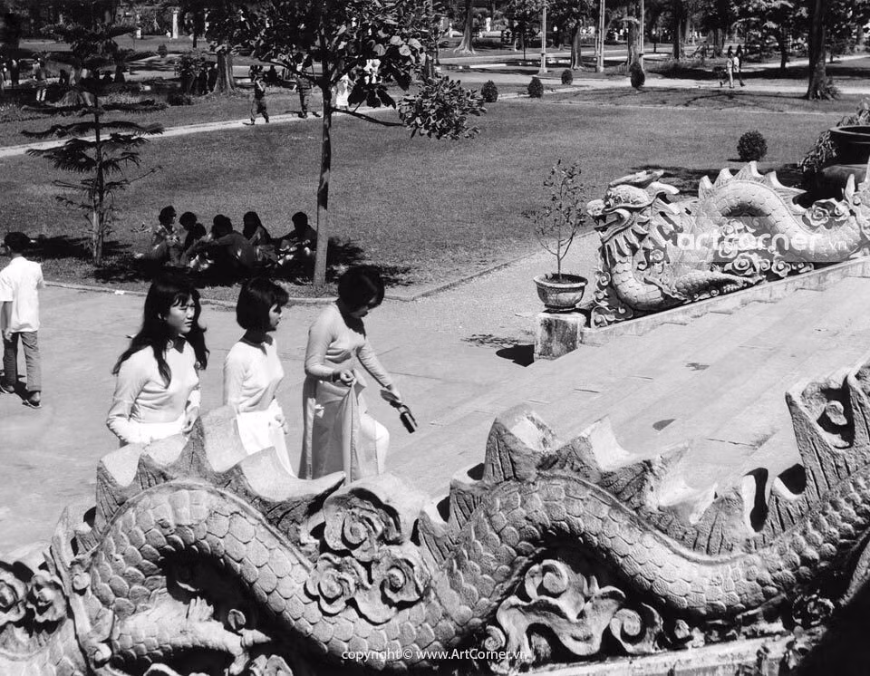 Lối vào đền thờ Hùng Vương ở Thảo Cầm Viên Sài Gòn, 1962.