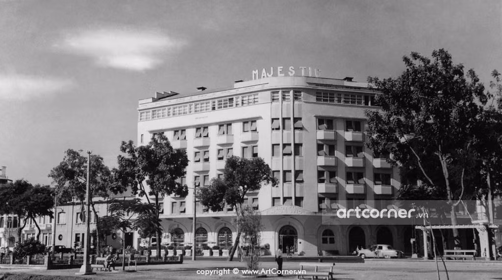 Khách sạn Majestic bên bến Bạch Đằng, Sài Gòn năm 1967.