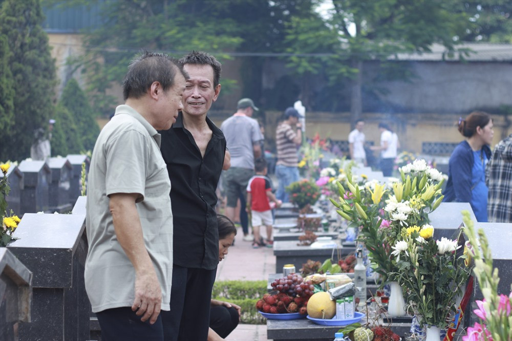 Hàng năm, cứ vào dịp kỷ niệm Ngày Thương binh liệt sĩ, Nghĩa trang Nhổn lại đón rất nhiều người tới thăm viếng, dâng hương.