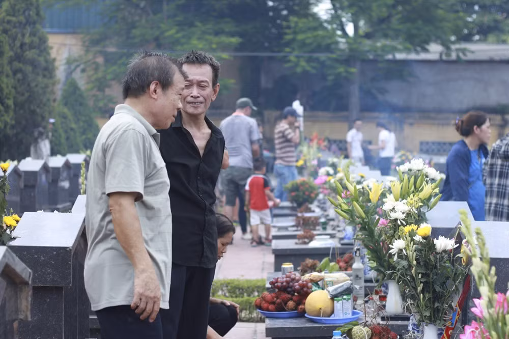 Hàng năm, cứ vào dịp kỷ niệm Ngày Thương binh liệt sĩ, Nghĩa trang Nhổn lại đón rất nhiều người tới thăm viếng, dâng hương.