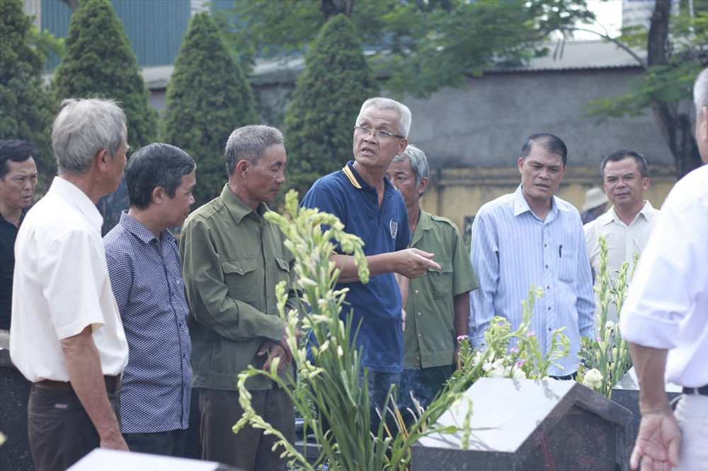 Những người đồng đội tới thăm nhau và kể lại những câu chuyện năm xưa.