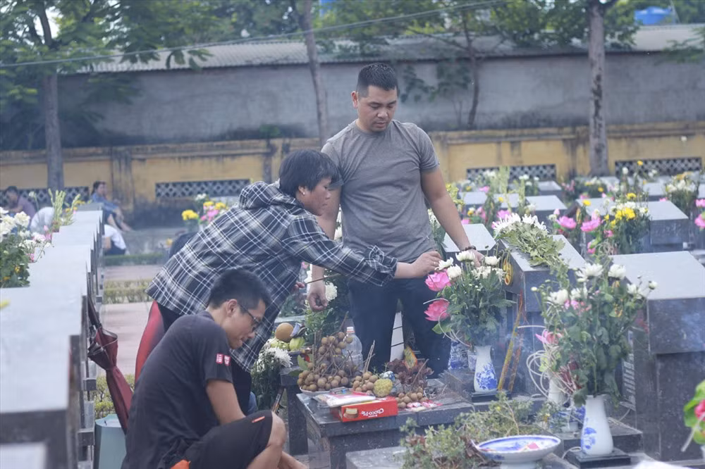 Nhiều người tới đây dâng hương đã không khỏi xúc động trước công lao to lớn của những người đã dũng cảm chiến đấu, hy sinh cả máu xương vì sự nghiệp đấu tranh giải phóng dân tộc.