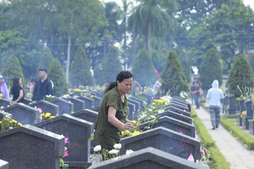 Mỗi người tới đây đều kính cẩn nghiêng mình, thắp những nén hương thơm lên mộ phần các liệt sĩ.