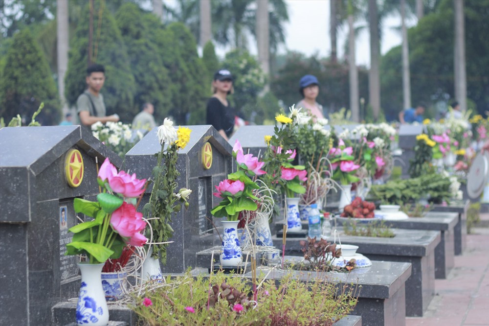 Những ngôi mộ của các anh hùng liệt sĩ cũng được trang hoàng hơn vào dịp này.