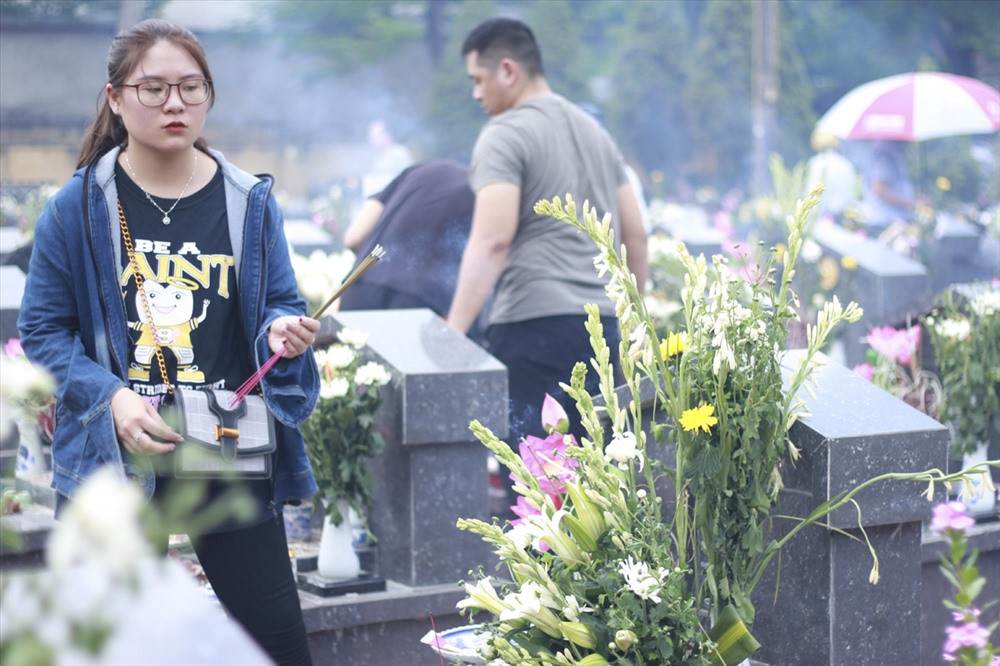 Nhiều bạn trẻ cũng đã tới đây dâng hương tưởng nhớ các vị anh hùng liệt sĩ.