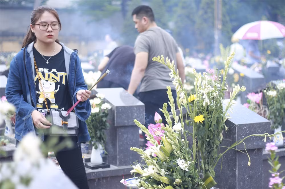 Nhiều bạn trẻ cũng đã tới đây dâng hương tưởng nhớ các vị anh hùng liệt sĩ.