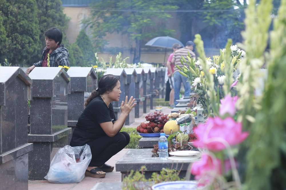 Những đóa hoa tươi thắm được đặt lên các ngôi mộ.