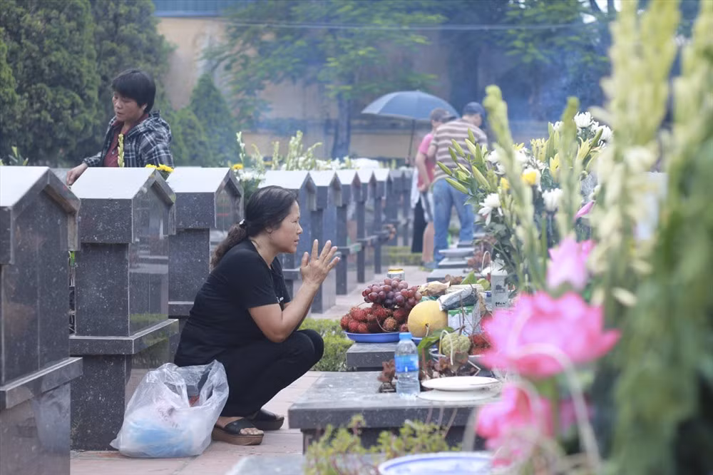 Những đóa hoa tươi thắm được đặt lên các ngôi mộ.