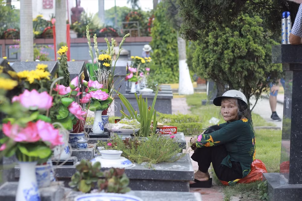 Bà Nguyễn Thị Tuyết (SN 1944, quận Thanh Xuân, Hà Nội) tới dâng hương tại mộ liệt sĩ Nguyễn Nhân Phúc (hi sinh năm 1950) và các đồng đội. Liệt sĩ Phúc là cha đẻ của bà Tuyết.