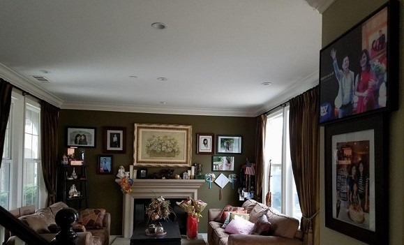 Trên tường của nhà cặp đôi này treo nhiều bức ảnh kỷ niệm của gia đình.