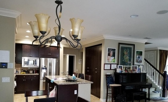 Phòng khách được nối liền phòng ăn và nhà bếp. Nội thất được làm bằng gỗ khá nhiều. Tuy thiết kế của từng gian phòng đơn giản nhưng vẫn thể hiện phong cách sang trọng.