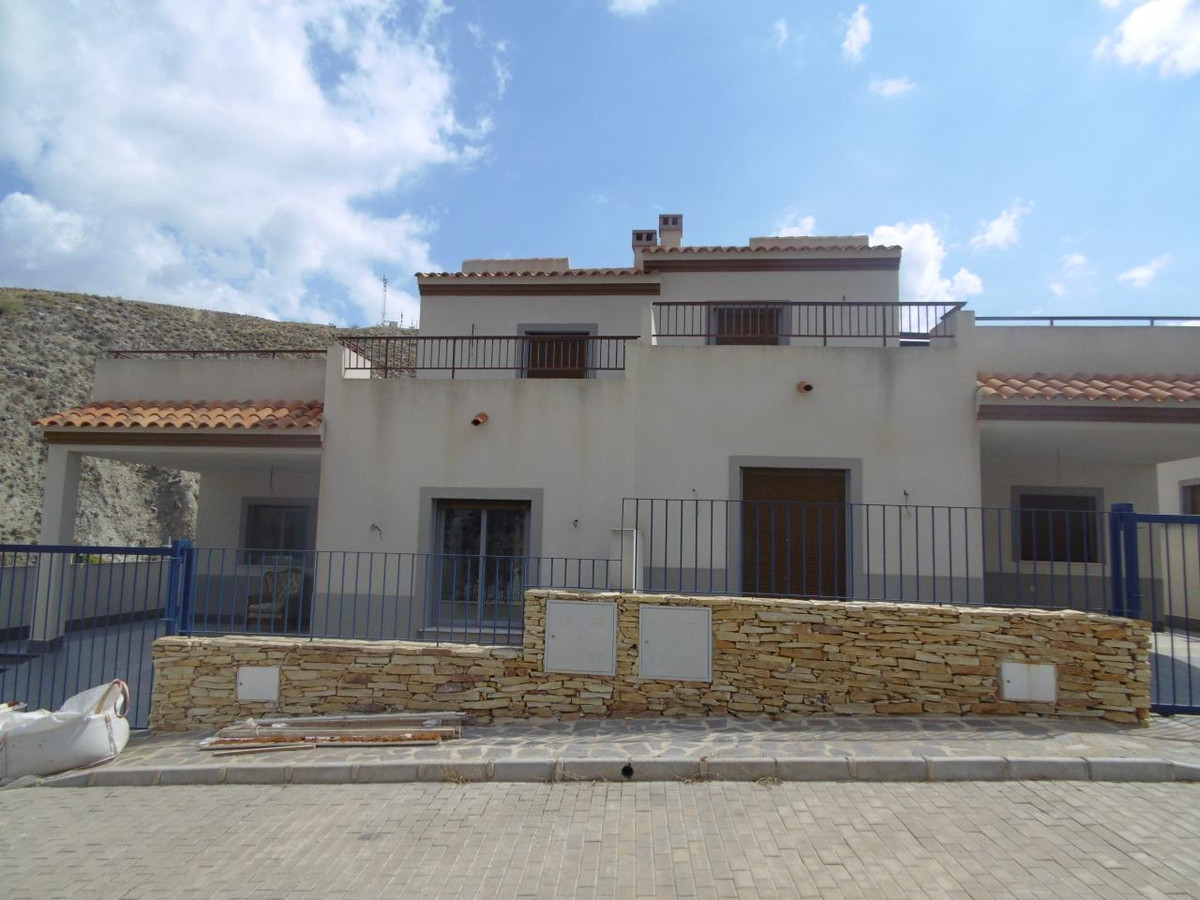 Nhưng làng Lijar cách biên giới nước Pháp tới gần 1.000 km đường bộ. Và dĩ nhiên là ngôi làng này cũng chẳng có một lực lượng quân sự đủ để khiến nước Pháp phải bận tâm.