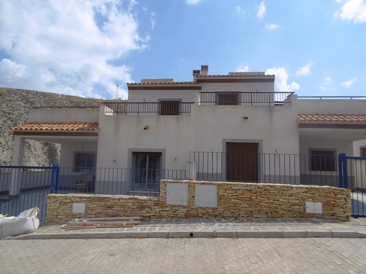 Nhưng làng Lijar cách biên giới nước Pháp tới gần 1.000 km đường bộ. Và dĩ nhiên là ngôi làng này cũng chẳng có một lực lượng quân sự đủ để khiến nước Pháp phải bận tâm.