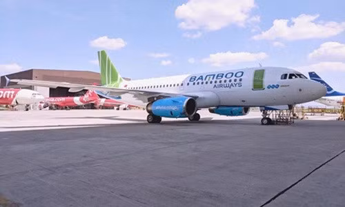 'Tay may' mo cua thoat hiem tren may bay, khach Bamboo Airways co the bi phat the nao?