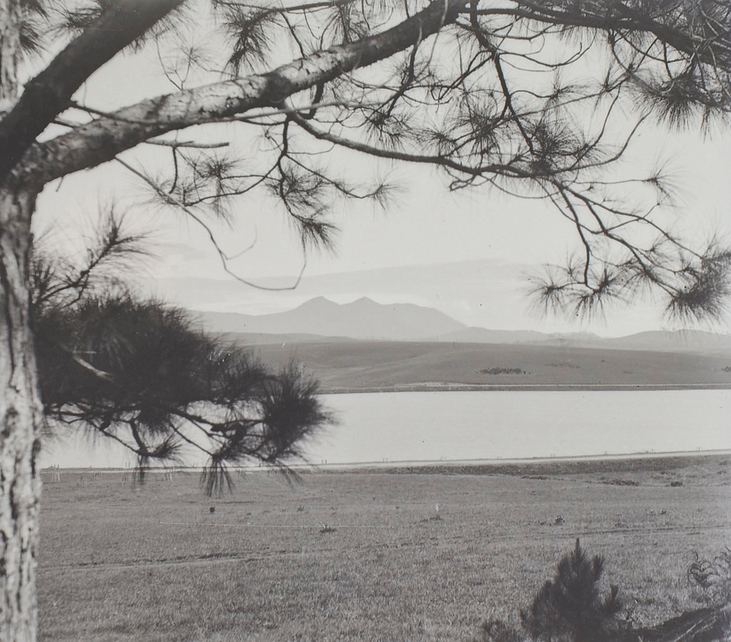 Một góc hồ Xuân Hương hoang sơ với đỉnh Lang Biang ở phía xa, Đà Lạt thập niên 1920.