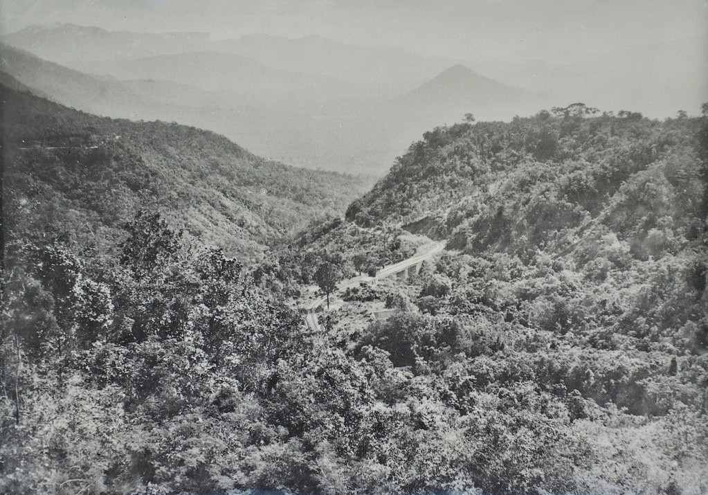 Tuyến đường bộ và đường sắt răng cưa Đà Lạt thấp thoáng giữa đồi núi trùng điệp.