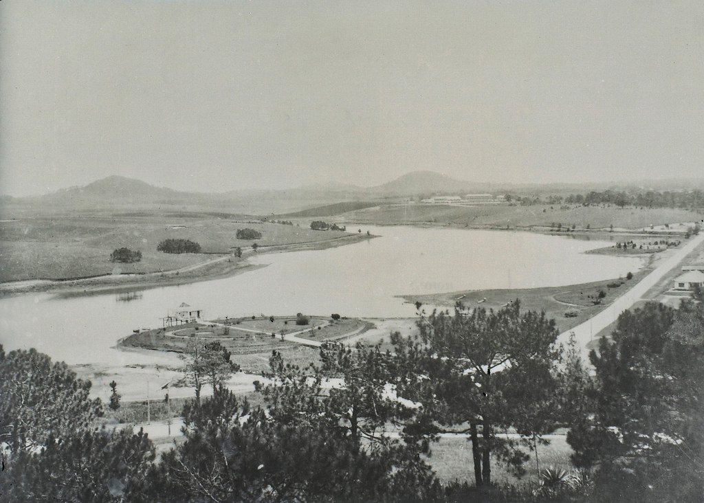 Toàn cảnh hồ Xuân Hương thập niên 1920. Quanh hồ lúc này rất ít công trình xây dựng.