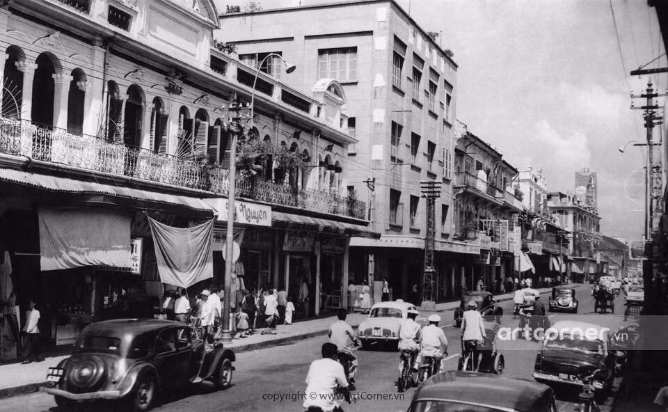 Trên đại lộ Đồng Khánh (nay là đường Trần Hưng Đạo B), 1959.