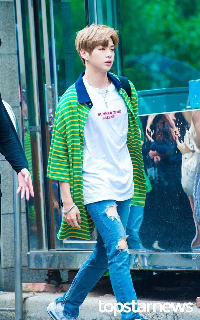 Kang Daniel thường xuyên đổi style. Không chỉ diện đồ tối màu, anh chàng còn làm mới hình ảnh của bản thân với set đồ màu mè. Quần jeans sáng màu, áo khoác cộc tay họa tiết sọc vàng xanh cùng áo phông in slogan đậm chất mùa hè khiến chàng trai trông trẻ trung hơn.