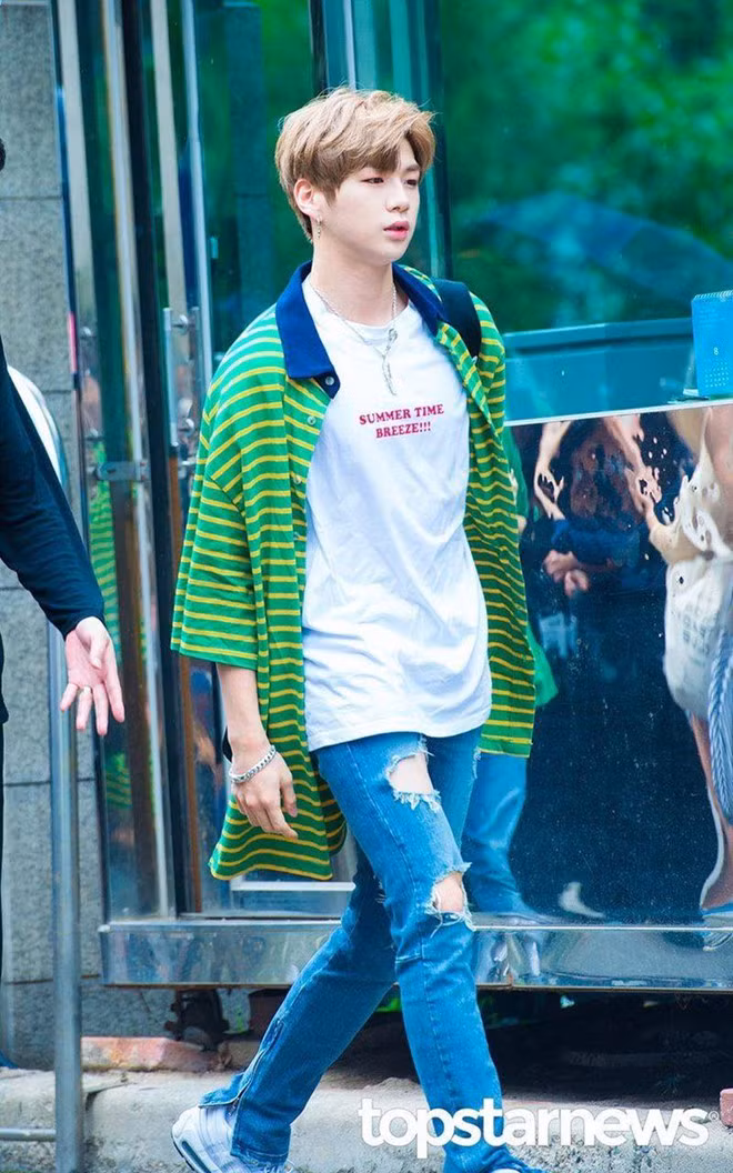 Kang Daniel thường xuyên đổi style. Không chỉ diện đồ tối màu, anh chàng còn làm mới hình ảnh của bản thân với set đồ màu mè. Quần jeans sáng màu, áo khoác cộc tay họa tiết sọc vàng xanh cùng áo phông in slogan đậm chất mùa hè khiến chàng trai trông trẻ trung hơn.