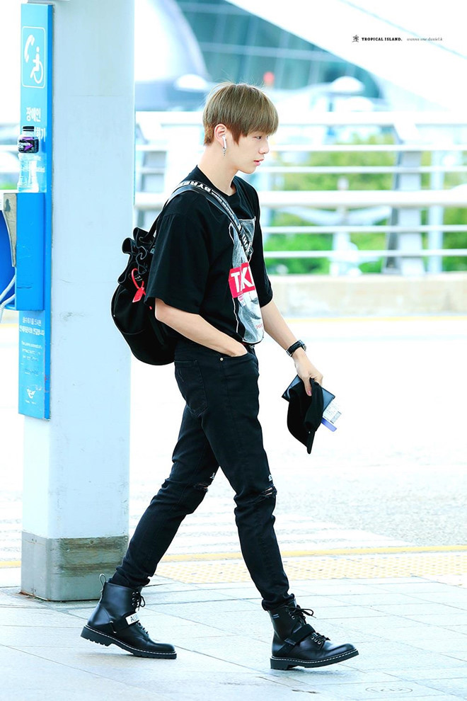 Nổi bật nhất trên bộ đồ đi sân bay lần này của Kang Daniel là chiếc áo phông Take Me đến từ thương hiệu Lap có gần 42 USD. Ngoài ra, quần jeans phối cùng boots cũng là lựa chọn không tồi.