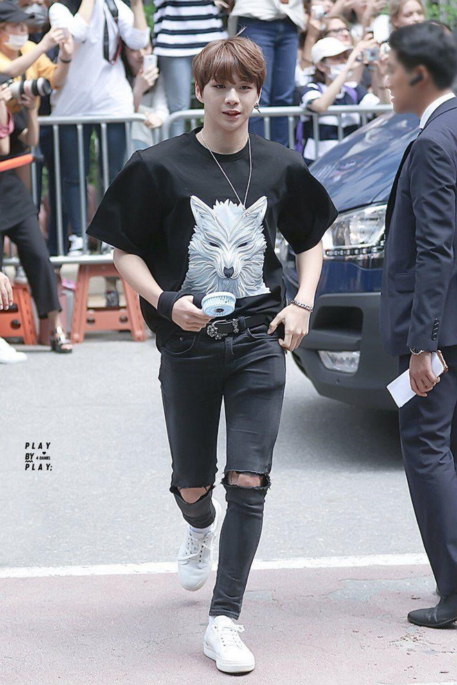Áo phông luôn là item không thể thiếu trong tủ đồ của mỗi người và Kang Daniel không phải ngoại lệ. Lần này, anh mix áo phông với áo khoác denim và quần jeans rách gối. Sau khi hình ảnh của idol 9X được đăng tải, chiếc áo phông hình sói tới từ thương hiệu Juun.J được nhiều người săn tìm. Dù có giá lên tới 502 USD, chiếc áo đã được bán hết và rất khó mua.