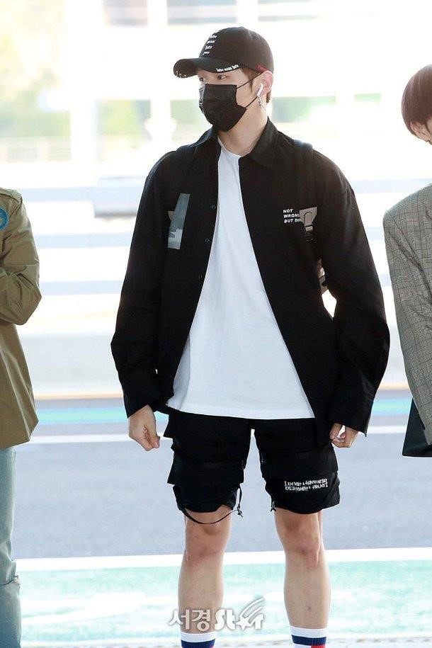 Nếu cảm thấy t-shirt và quần jeans quá nhàm chán, bạn có thể thử mặc lồng áo phông ở trong sơ mi cùng quần lửng cá tính giống Kang Daniel. Việc mix thêm mũ lưỡi trai cùng tông, tất cao cổ khiến bộ đồ thêm phần năng động.