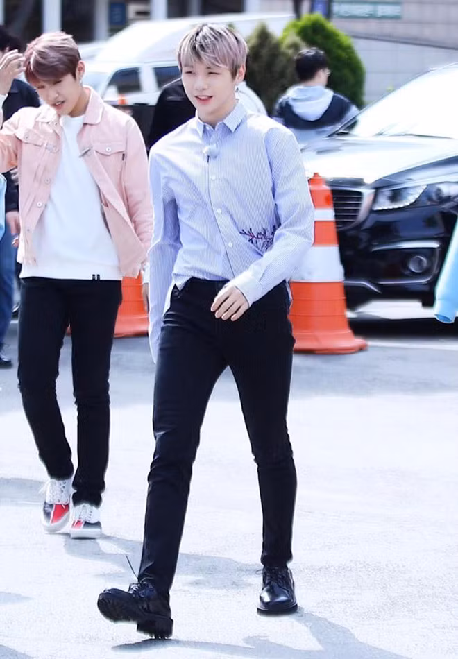 Bên cạnh áo phông chất ngầu, những set đồ đơn giản nhưng cũng không kém phần lịch lãm thế này là gợi ý thích hợp cho các chàng trai thích ăn mặc gọn gàng, lịch sự.