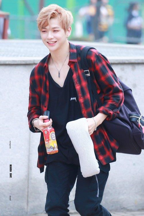 Với khí chất sáng sân khấu cùng tài năng nổi bật, Kang Daniel chiến thắng thuyết phục trong chương trình sống còn Produce 101 (mùa 2) và trở thành "center quốc dân". Từ bệ phóng ấy, nam idol tiếp tục củng cố độ nổi tiếng, chứng tỏ sức hút của bản thân. Sở hữu chiều cao 1,80 m cùng vóc người được chia theo tỷ lệ chuyên gia đánh giá là hoàn hảo 2:1, Kang Daniel thoải mái diện nhiều kiểu trang phục mà không lo bị dìm dáng.