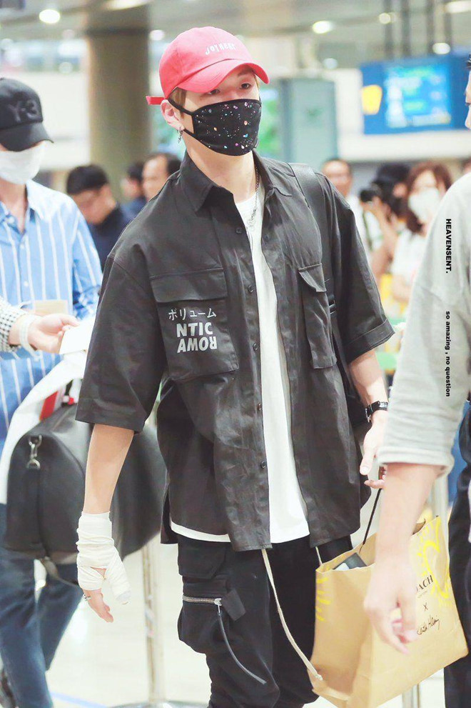 Kang Daniel có vẻ là fan trung thành của hai màu đen - trắng. Trong ảnh, nam idol nổi tiếng diện đôi sneakers từng "làm mưa làm gió" trong giới yêu giày - Yeezy Boost V2 Zebra. Đôi giày đã bán hết trên trang chủ của Adidas từ lâu, hiện được rao bán với giá 570 USD.