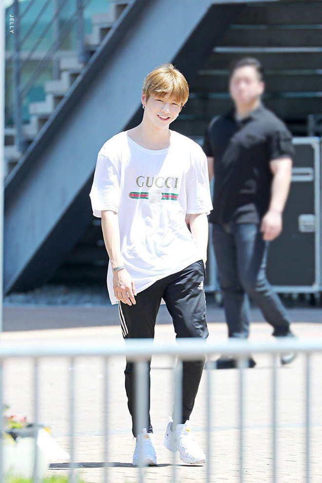 Kang Daniel chỉ cần diện áo phông, quần thể thao và sneaker thôi cũng khiến các fan nữ đổ rầm rầm. Điểm nhấn của set đồ này chiếc áo phông in logo đặc trưng của Gucci có giá lên tới 480 USD. Đây cũng là item được Daniel yêu thích và diện lại nhiều lần.