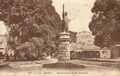 Vị trí ban đầu của tượng là vườn hoa vườn hoa trung tâm gần tòa công sứ (vườn hoa Lý Thái Tổ ngày nay). Người dân thường gọi đây là tượng Bà đầm xòe.