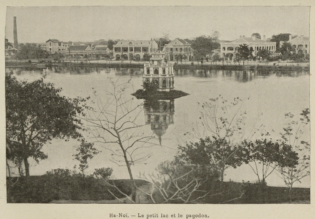 Bức tượng Bà đầm xòe - Nữ thần Tự Do - được đặt ở tháp Rùa từ năm 1891-1896.