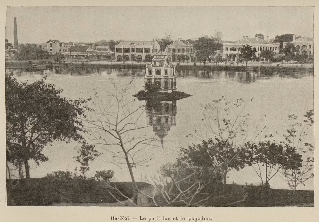 Bức tượng Bà đầm xòe - Nữ thần Tự Do - được đặt ở tháp Rùa từ năm 1891-1896.