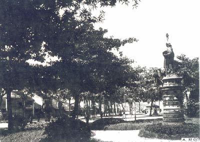 Đến năm 1896, Bà đầm xòe được chuyển đến vườn hoa Neyret phía Tây hồ Hoàn Kiếm - tức là vườn hoa Cửa Nam (nằm bên ngã sáu Tràng Thi, Cửa Nam, Hàng Bông ngày nay).