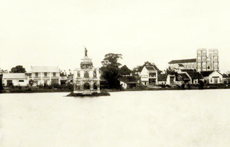 Vào năm 1891, chính quyền thuộc địa đã thay vào đó tượng paul Bert - viên cai trị đầu tiên ở Đông Dương, nên đã hạ tượng Bà đầm xòe xuống và chuyển lên nóc tháp Rùa.