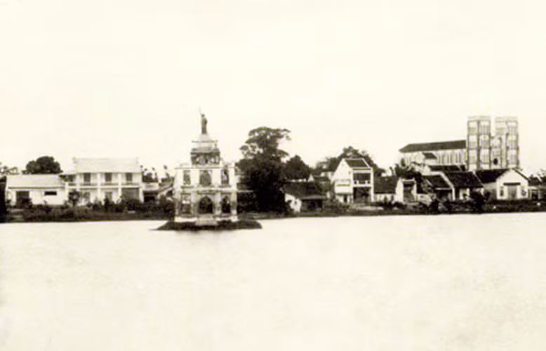 Vào năm 1891, chính quyền thuộc địa đã thay vào đó tượng paul Bert - viên cai trị đầu tiên ở Đông Dương, nên đã hạ tượng Bà đầm xòe xuống và chuyển lên nóc tháp Rùa.