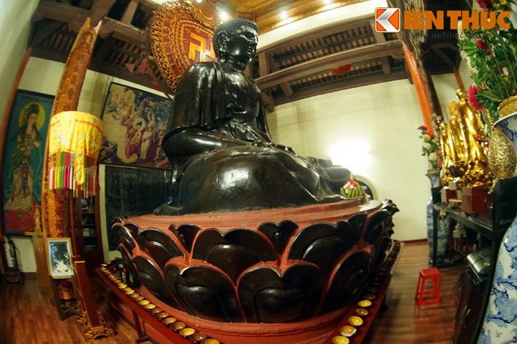 Đến năm 1945, sau khi Nhật đảo chính Pháp và chiếm Hà Nội, bức tượng đã bị giật đổ. Sau đó dân làng Ngũ Xã đã quyên góp mua đồng, thu nhặt lượng đồng ở bức tượng Bà đầm xòe về gom đúc thành bức tượng nặng 16 tấn, ngự trên tòa sen ở chùa Ngũ Xã.