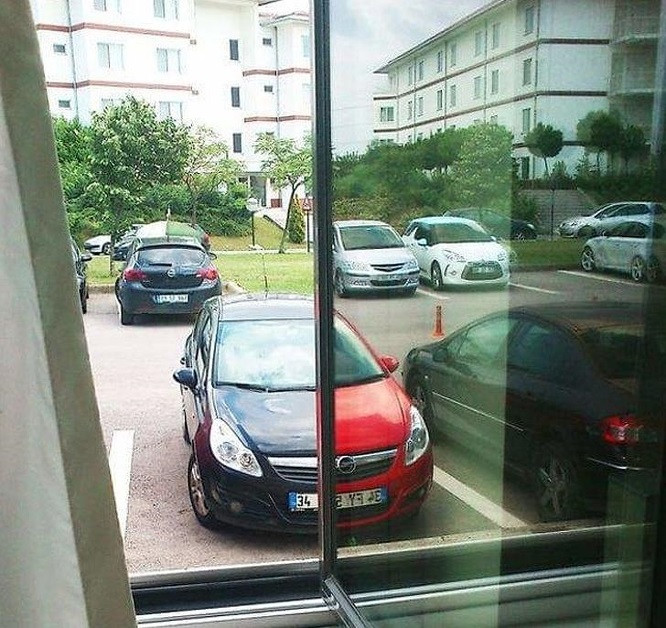 Đây là màu thực của chiếc xe hay do hiệu ứng khi nhìn qua cửa kính?