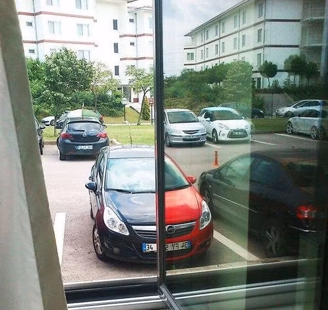 Đây là màu thực của chiếc xe hay do hiệu ứng khi nhìn qua cửa kính?