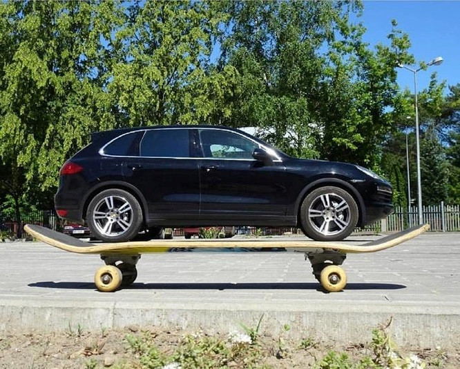 Thực hư về chiếc xe hơi tí hon và ván trượt siêu to khổng lồ.