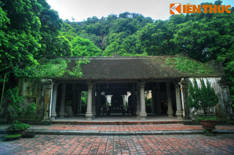 Phía dưới chân núi Địch Lộng là một hệ thống kiến trúc đình, đền độc đáo. Công trình nổi bật ở đây là đình thờ Lý Quốc Sư, một ngôi đình 5 gian được gọi là Đình Đá, vì được dựng hoàn toàn bằng đá... Động và chùa Địch Lộng đã được xếp hạng di tích cấp quốc gia năm 1990.