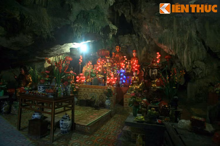 Tên gọi "Bàn Long tự” là tên gọi mà chúa Trịnh Sâm đặt cho chùa khi ông đến thăm nơi đây. Tên gọi này được đặt dựa theo một khối đá tự nhiên trong động có hình dáng như con rồng ngồi, rồng nổi rõ cả vảy.