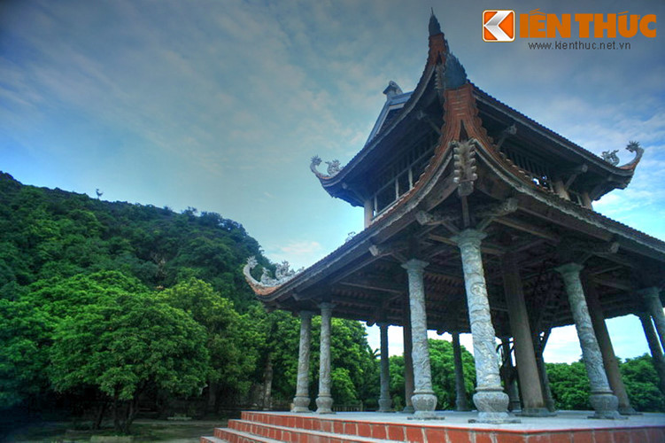 3. Nằm ở xã Gia Thanh, huyện Gia Viễn, tỉnh Ninh Bình, động - chùa Địch Lộng là quần thể di tích danh thắng độc đáo với trung tâm là khu hang động được vua Minh Mạng phong là "Nam thiên đệ tam động", có nghĩa là động đẹp thứ ba ở trời Nam.