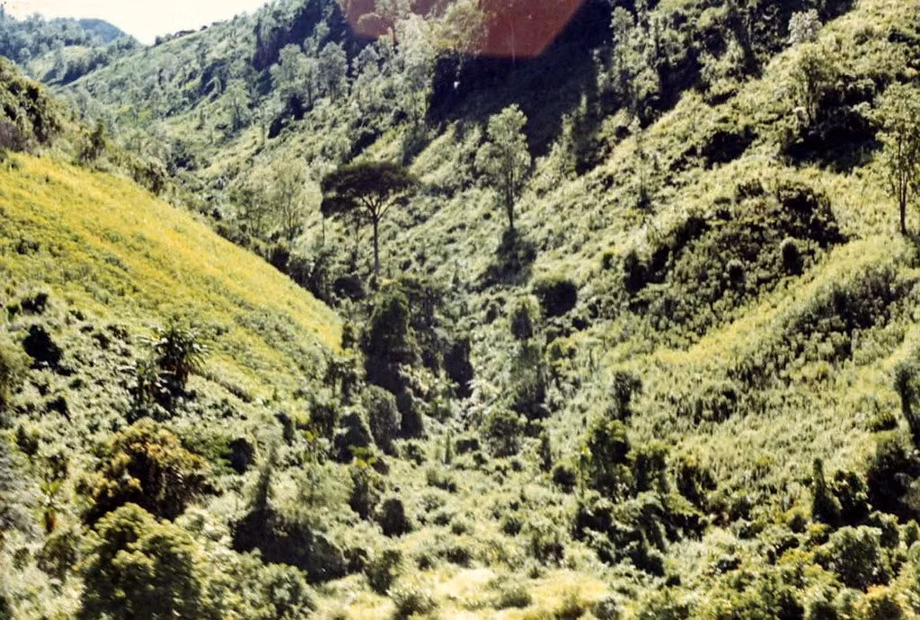 Một thung lũng hoang vu ở An Lão, Bình Định nhìn từ máy bay.