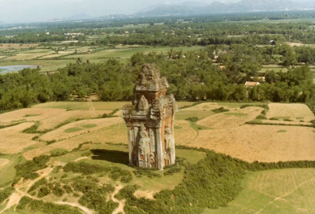 Tháp Phú Lốc ở An Nhơn, Bình Định nhìn từ máy bay.